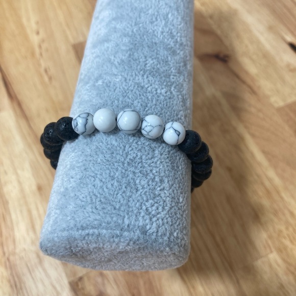 Lava rock diffuser bracelet with white howlite stone beads - Picture 4 of 6
